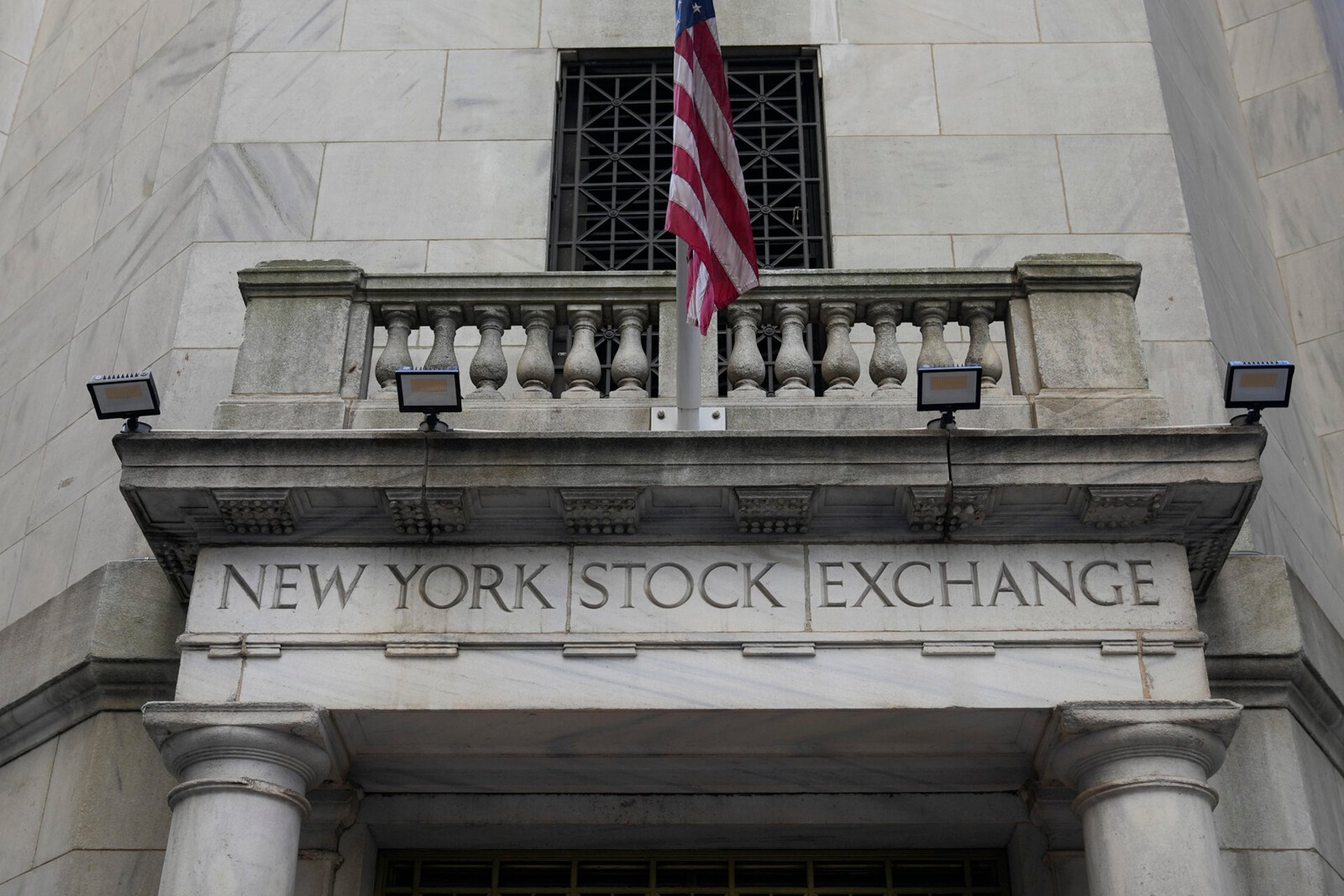 US Stock Market Rises Amid Tariff Uncertainty and Job Concerns