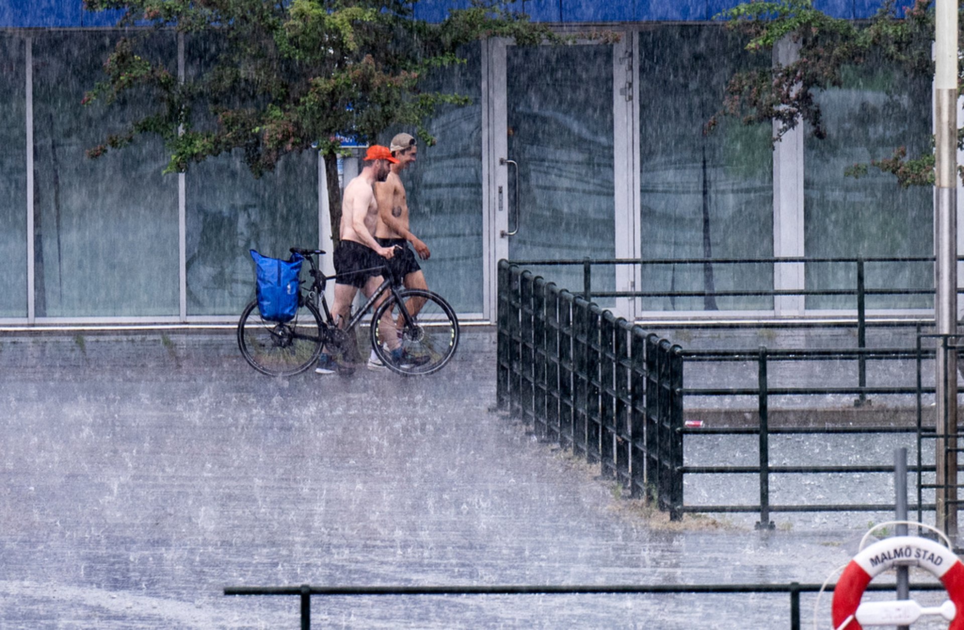 Warning for heavy rain and thunderstorms on Sunday