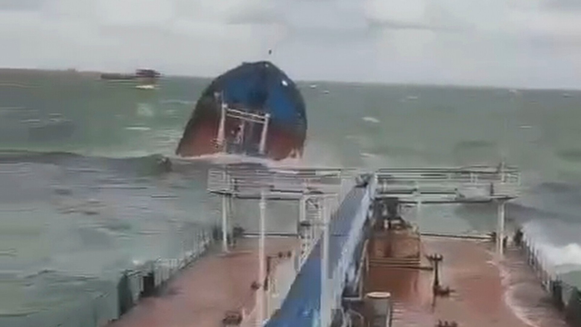 Two Russian tankers in distress – leaking oil