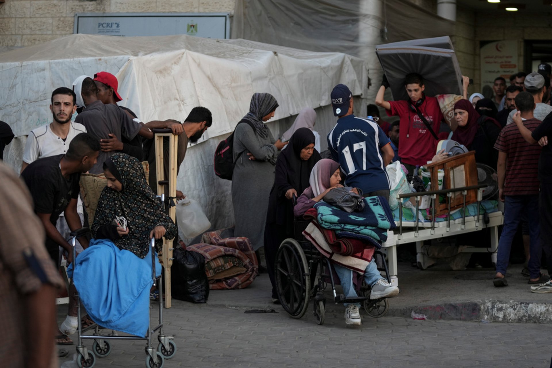  "Gazans flee hospital as forces approach"