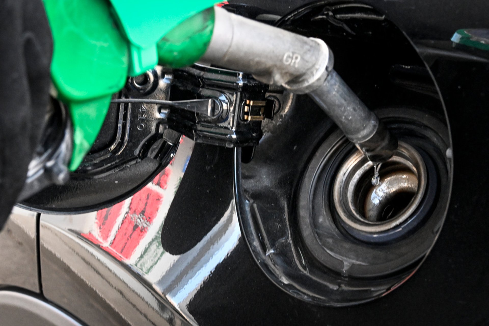 Petrol price is being lowered to under 17 kronor lowest since 2021