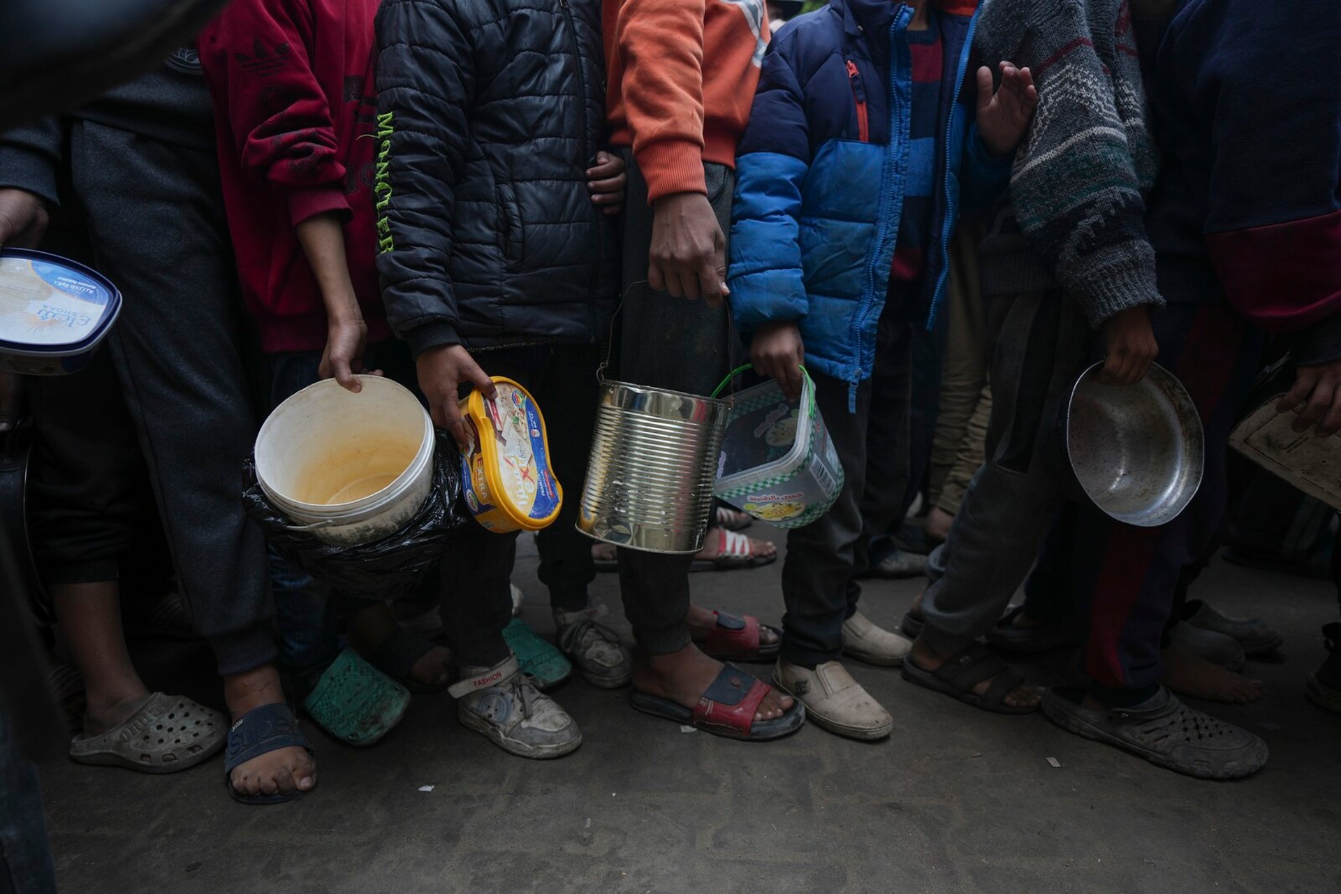 Hundreds crushed to get bread