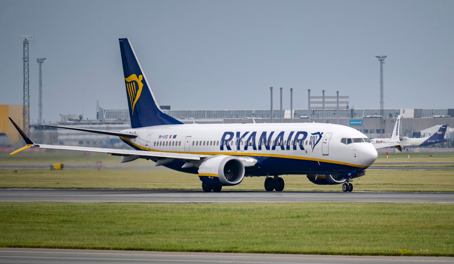 Ryanair sues unruly passenger