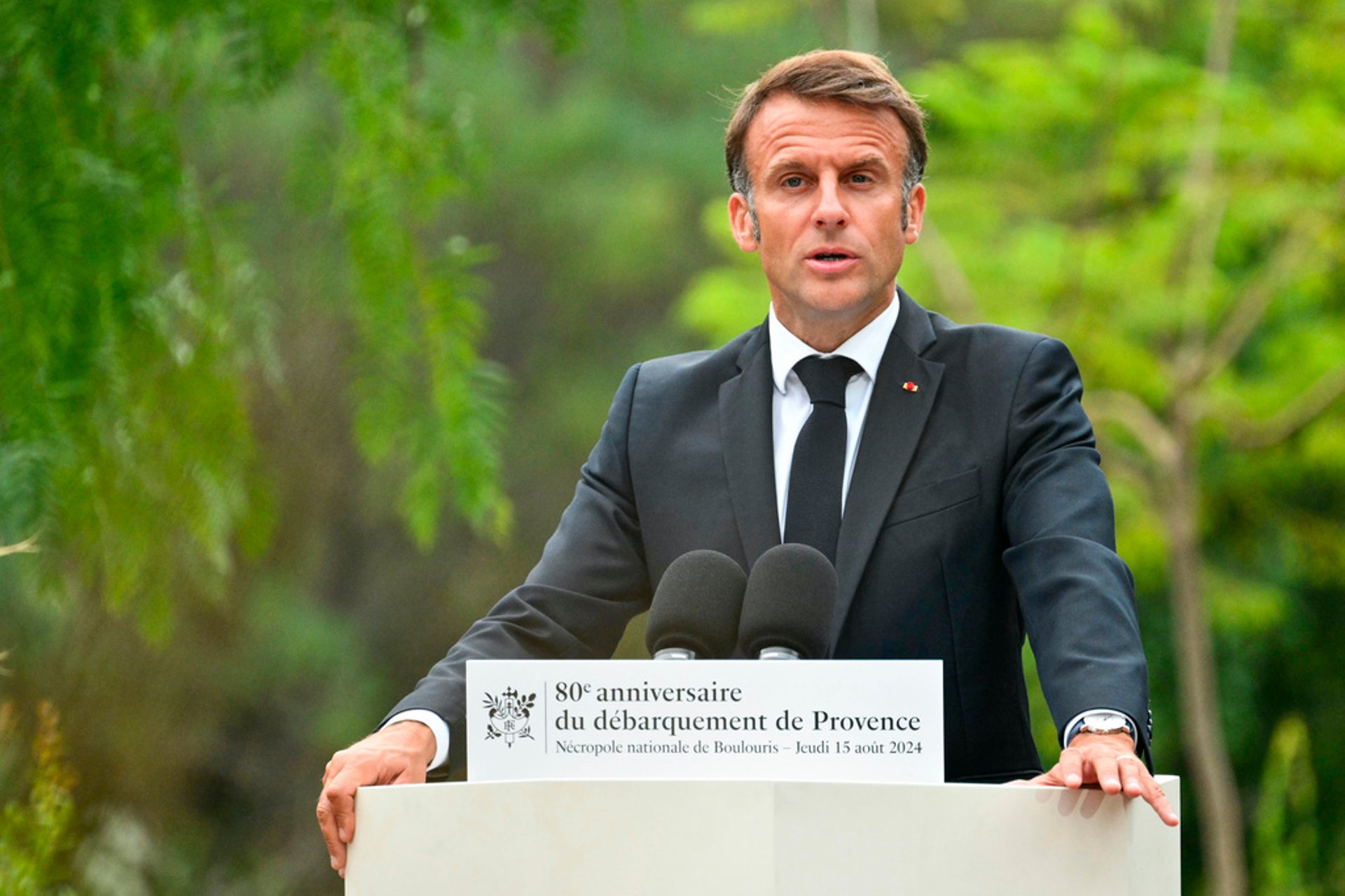 Macron initiates tough talks on new coalition