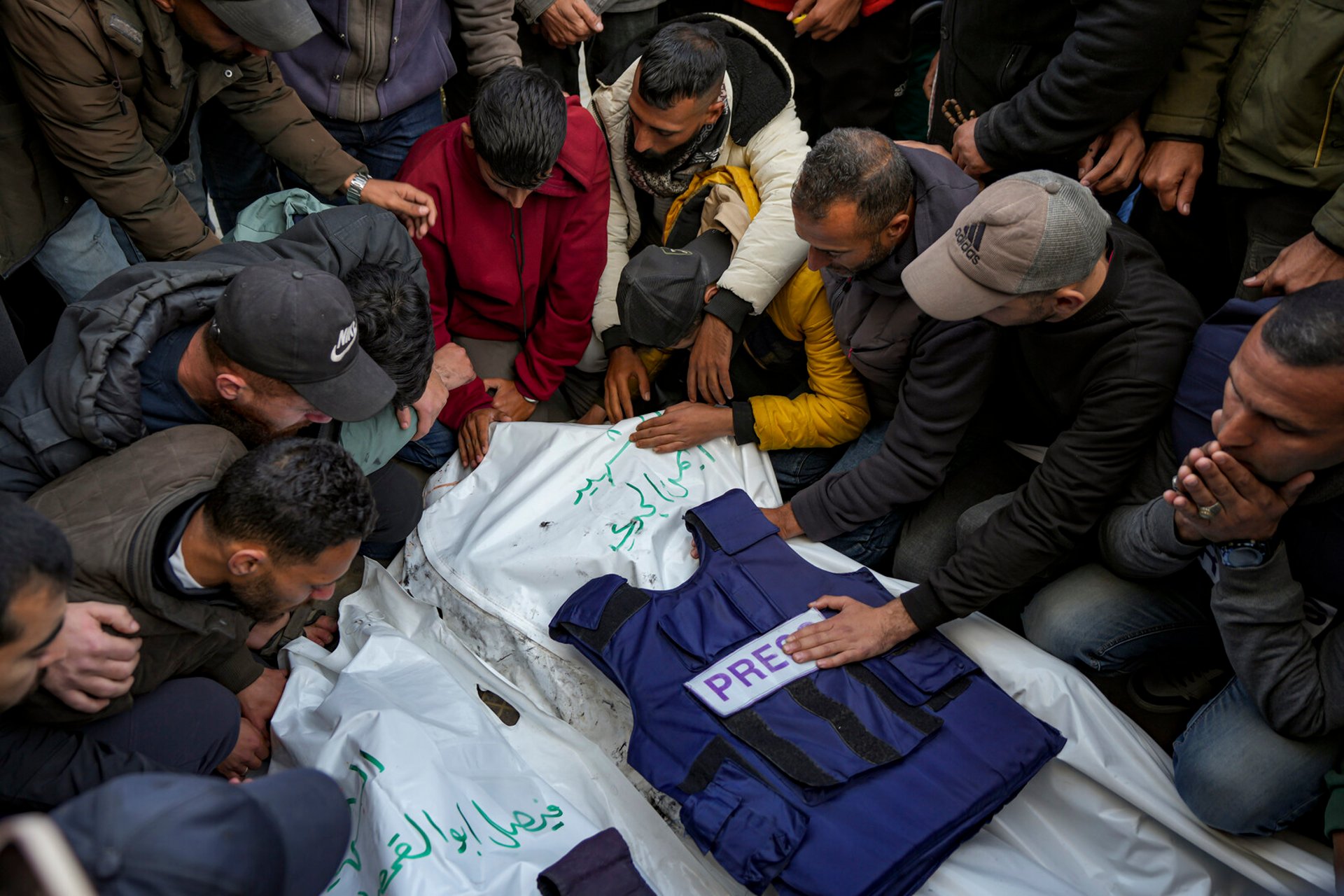 Deadly attacks near hospital in Gaza