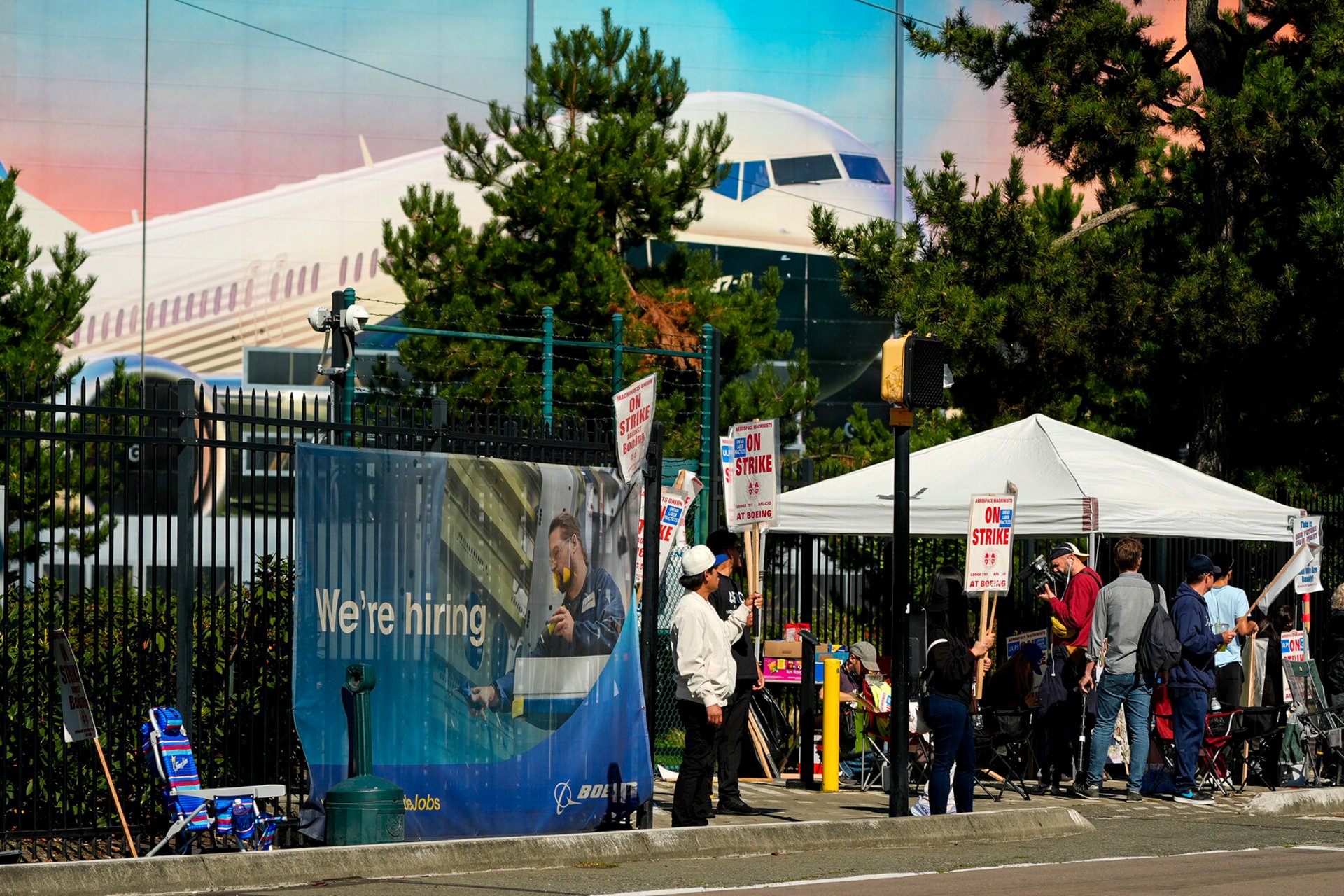 Month-long Boeing strike continues