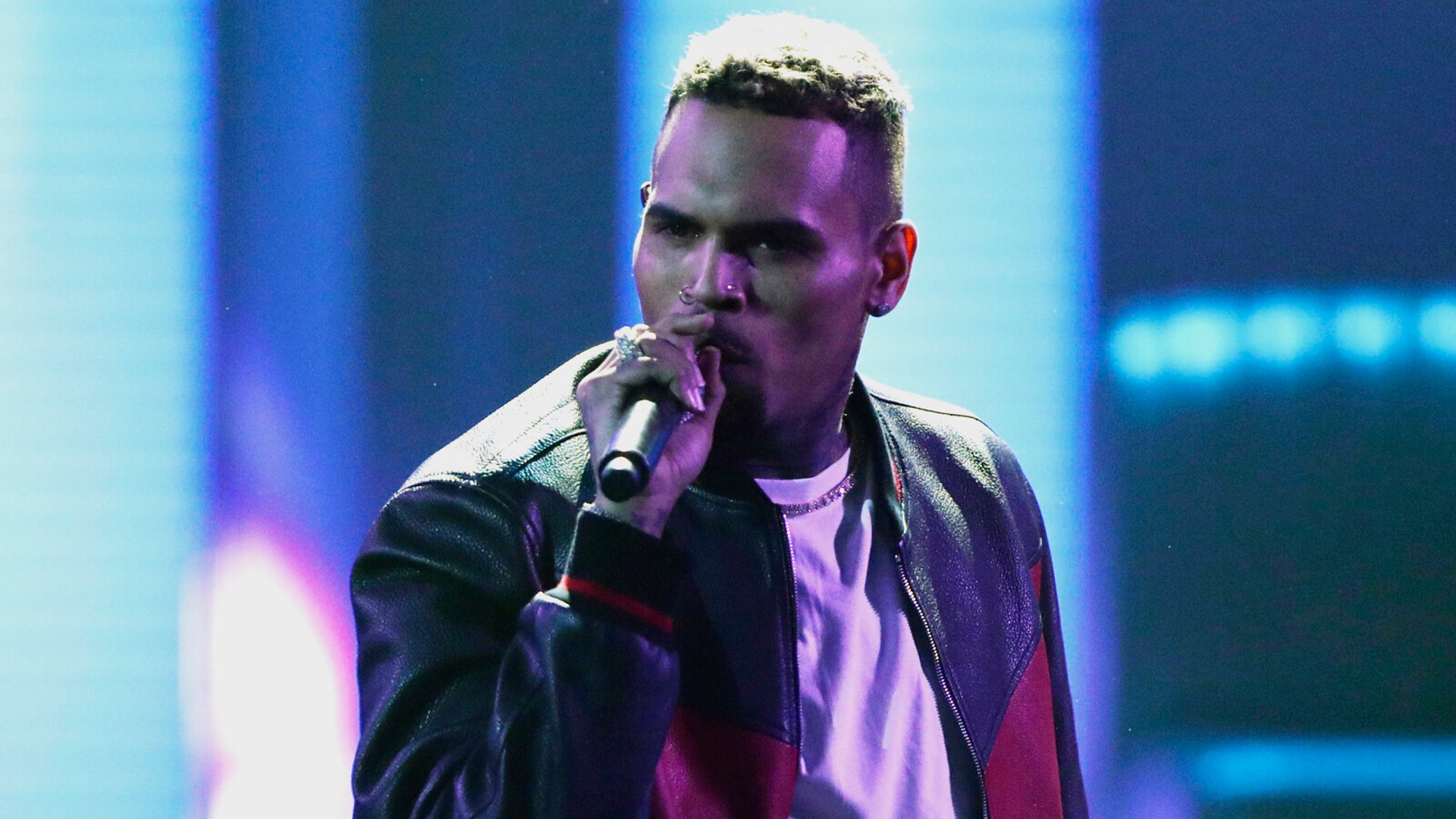 Chris Brown Sues Warner for Defamation