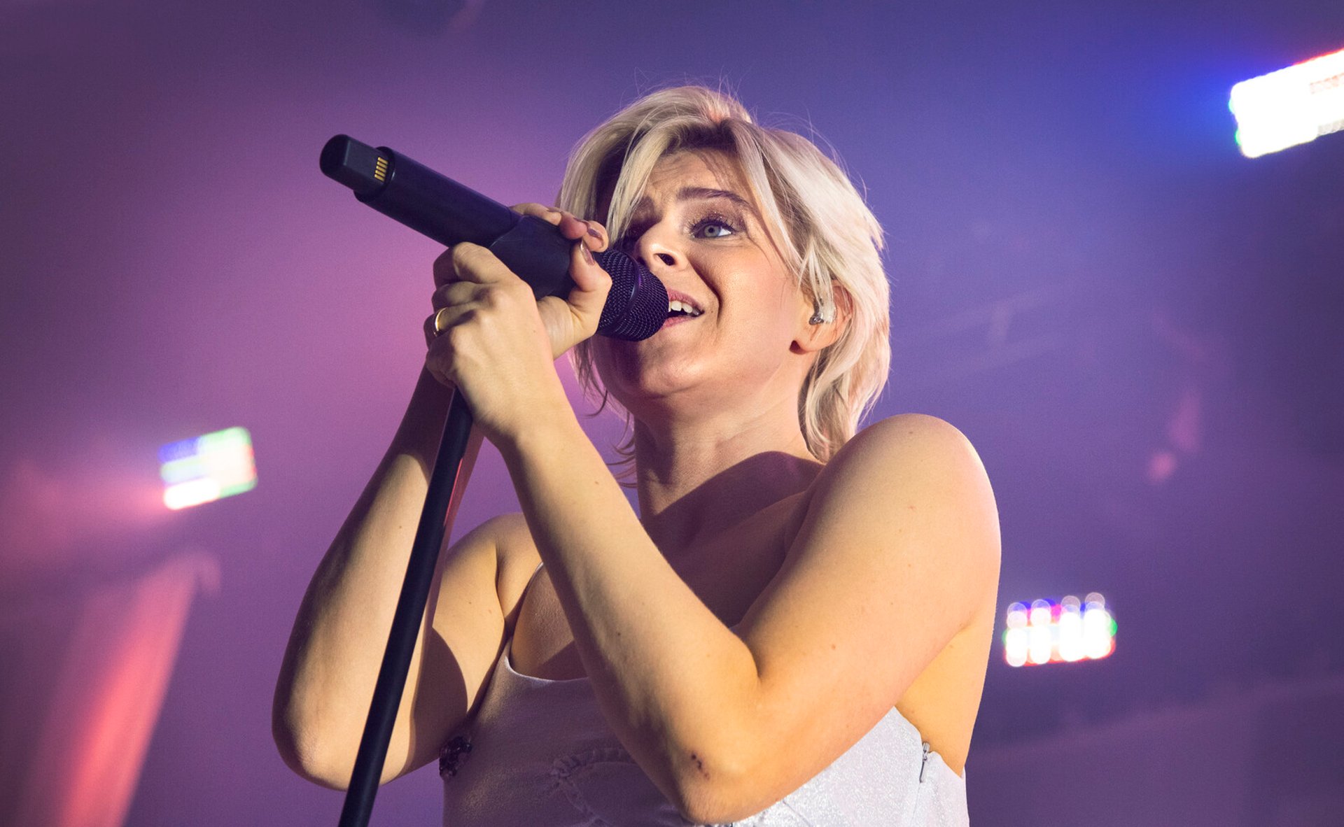 Robyn accompanied by rock icon on stage