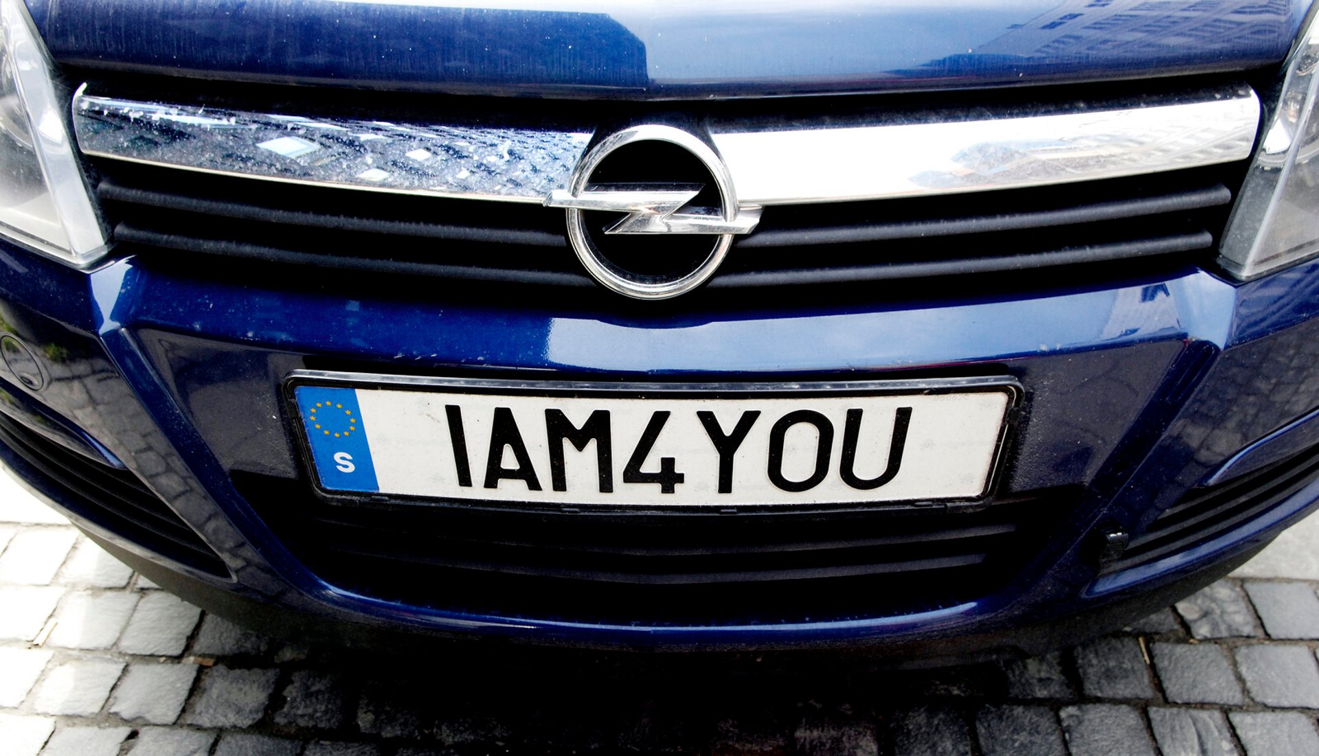 "EMO" and "F1TTLIV" – the license plates that got rejected