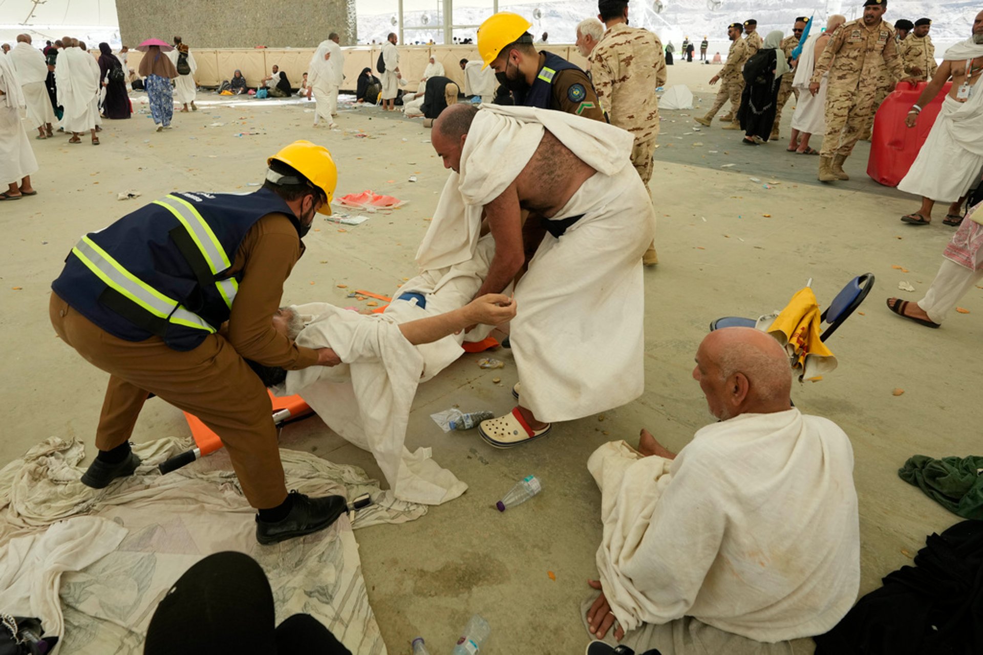 At Least 14 Dead from Heatstroke During Islamic High Holy Day