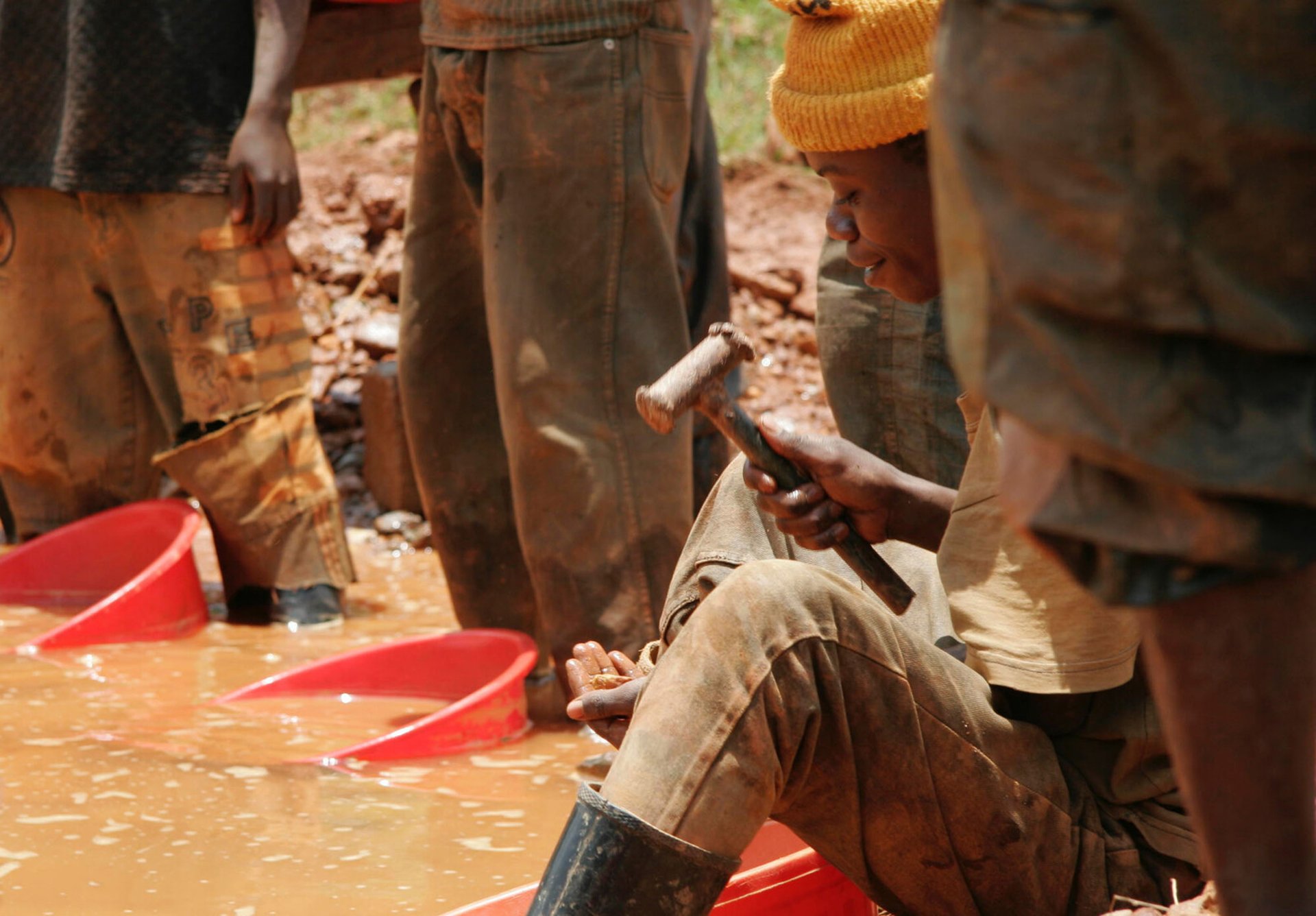 Congo accuses Apple of buying "blood minerals"