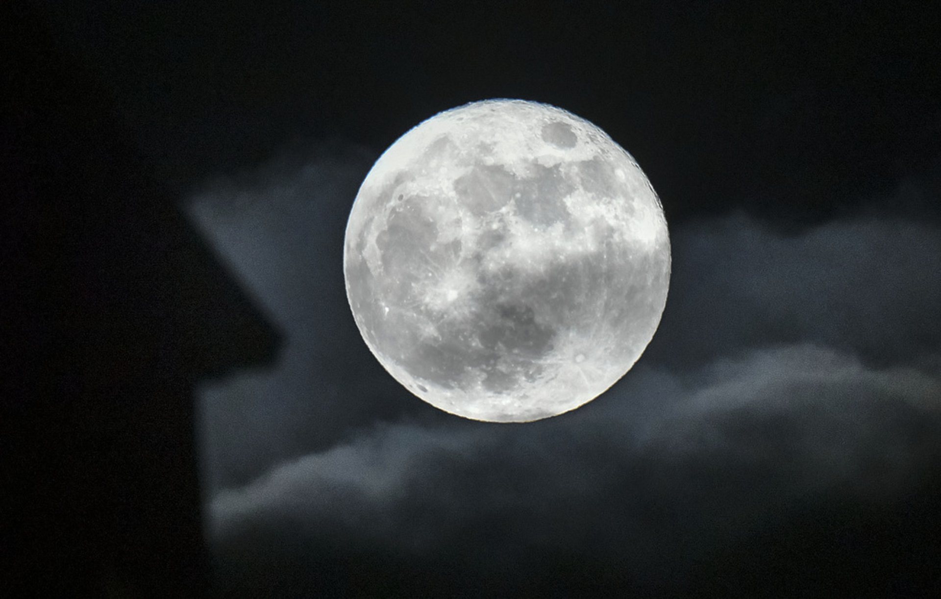 Now You Can See This Year's First "Supermoon"