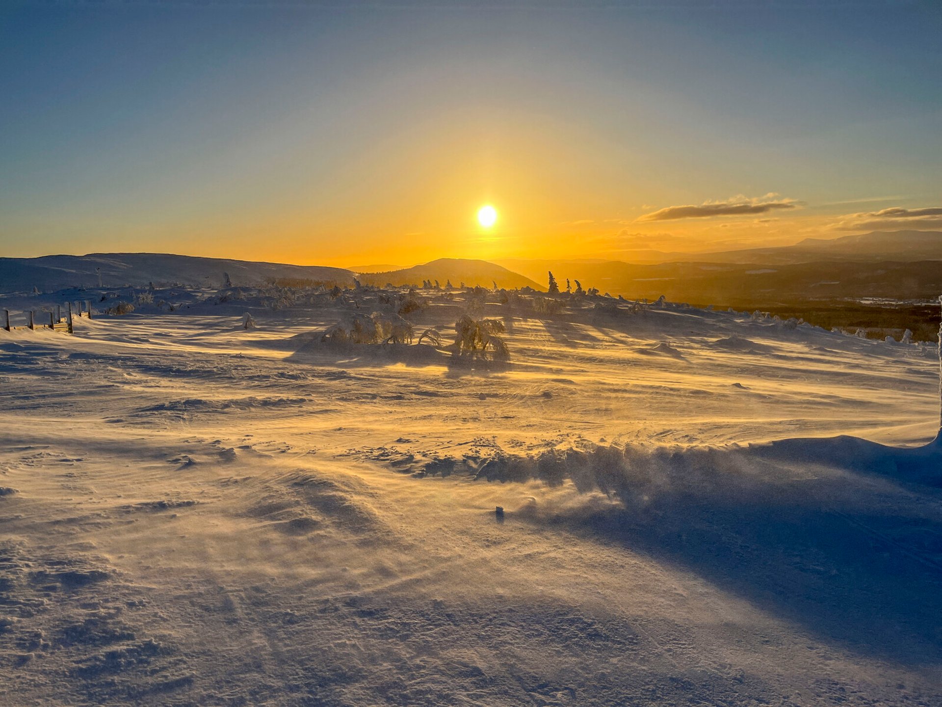 Warnings of strong winds and snow in the mountains