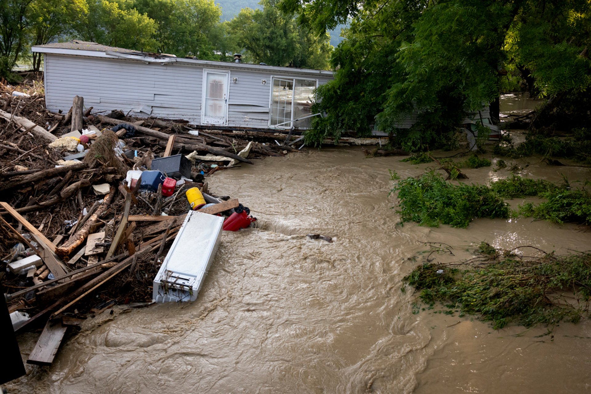 The Storm Leaves the USA and Enters Canada