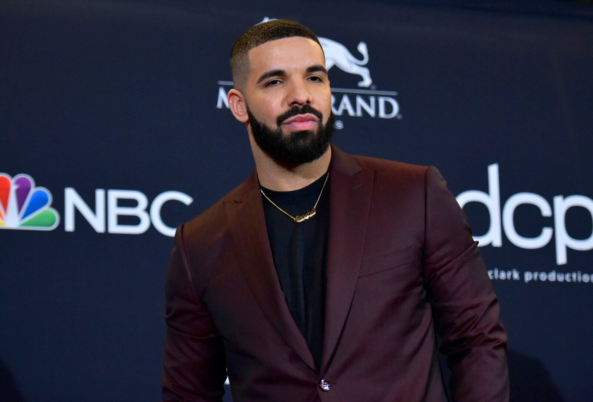 Drake accuses Lamar's record label