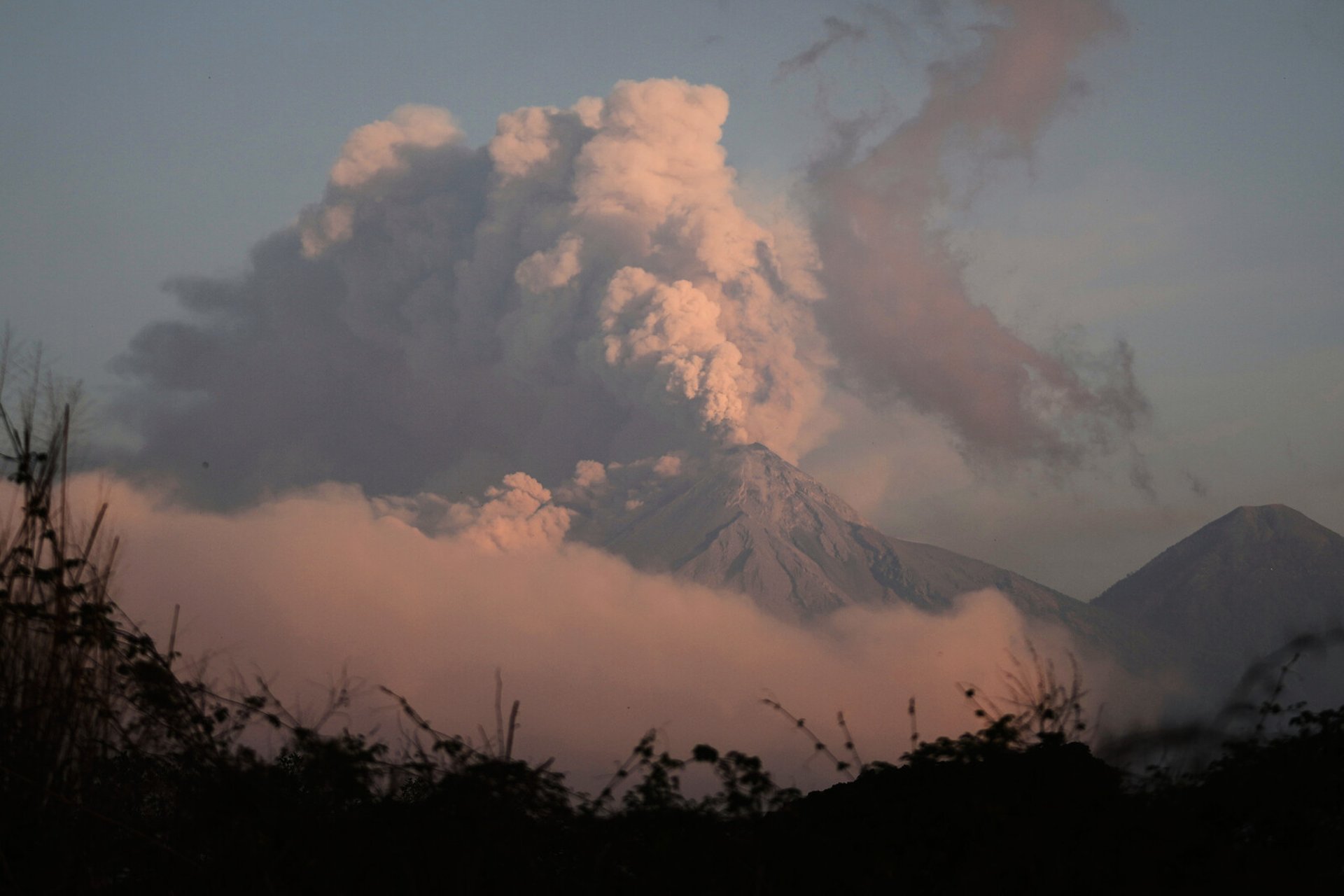 Mass evacuation after new volcano alarm