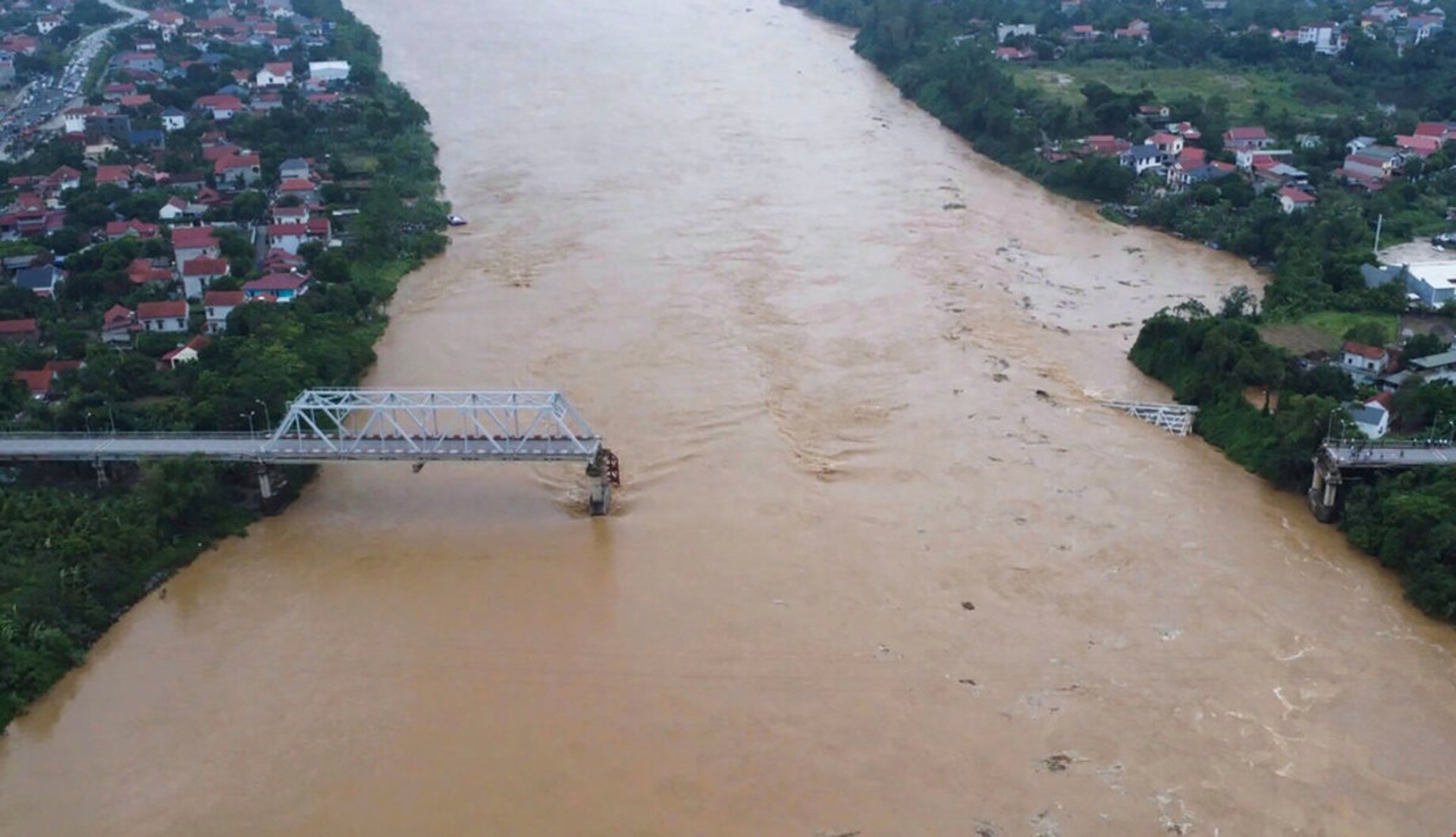 Chaos after the typhoon: Bus swept away – bridge collapsed