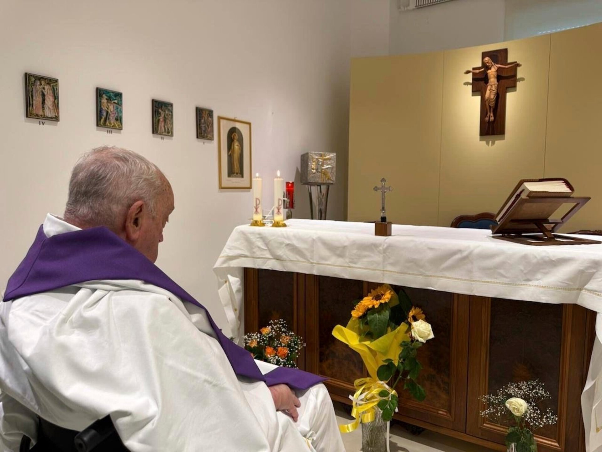 The Pope in a photo from the hospital – thanks the children