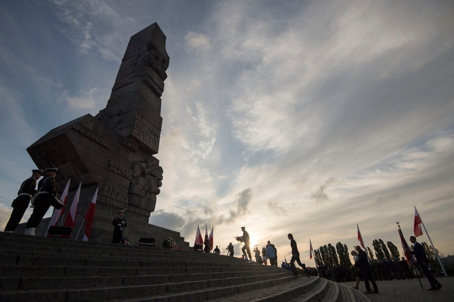 Poland buries 700 victims of Nazi Germany