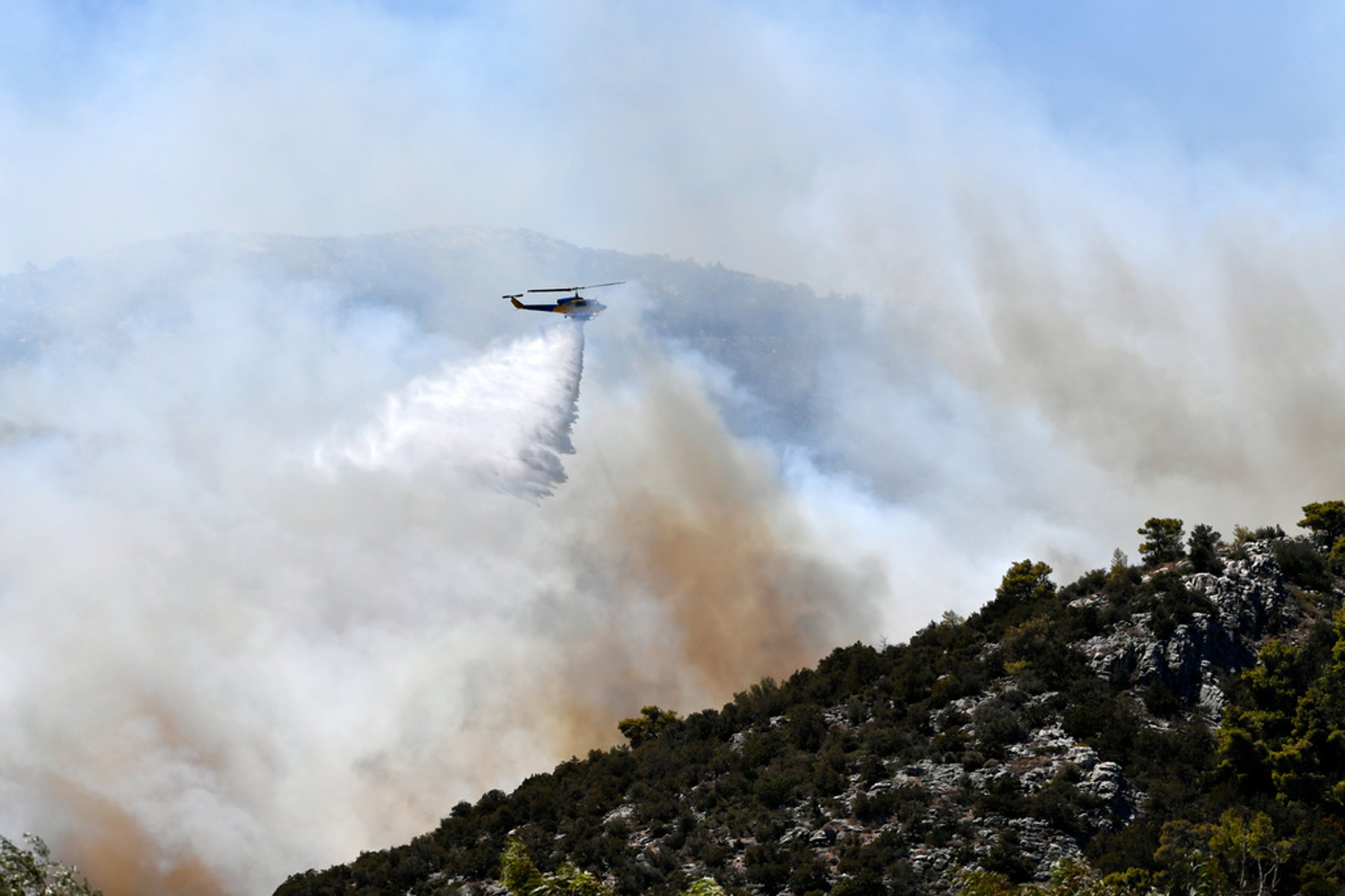 Resort town evacuated in Greece