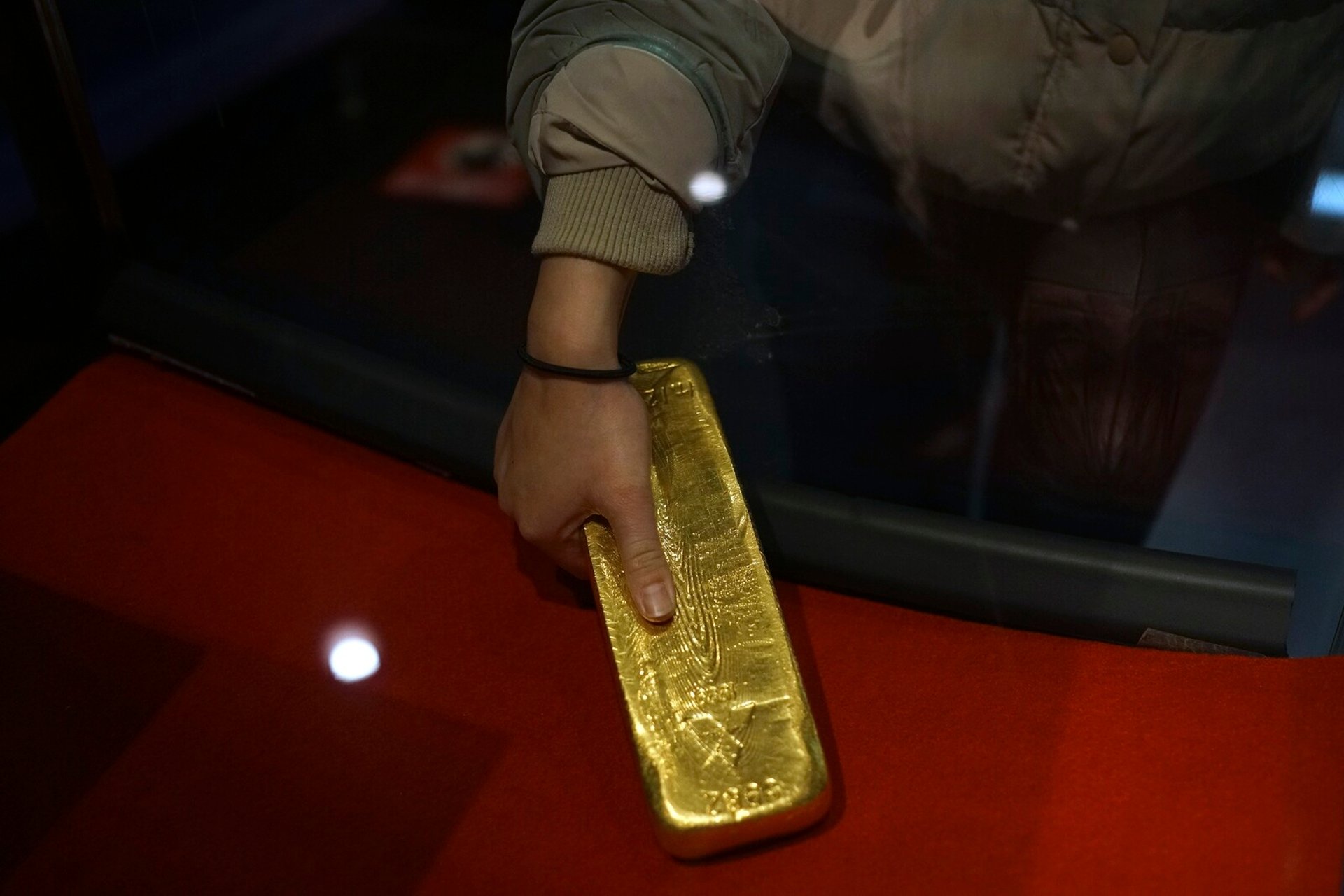 Tons of Gold Smuggled to Switzerland