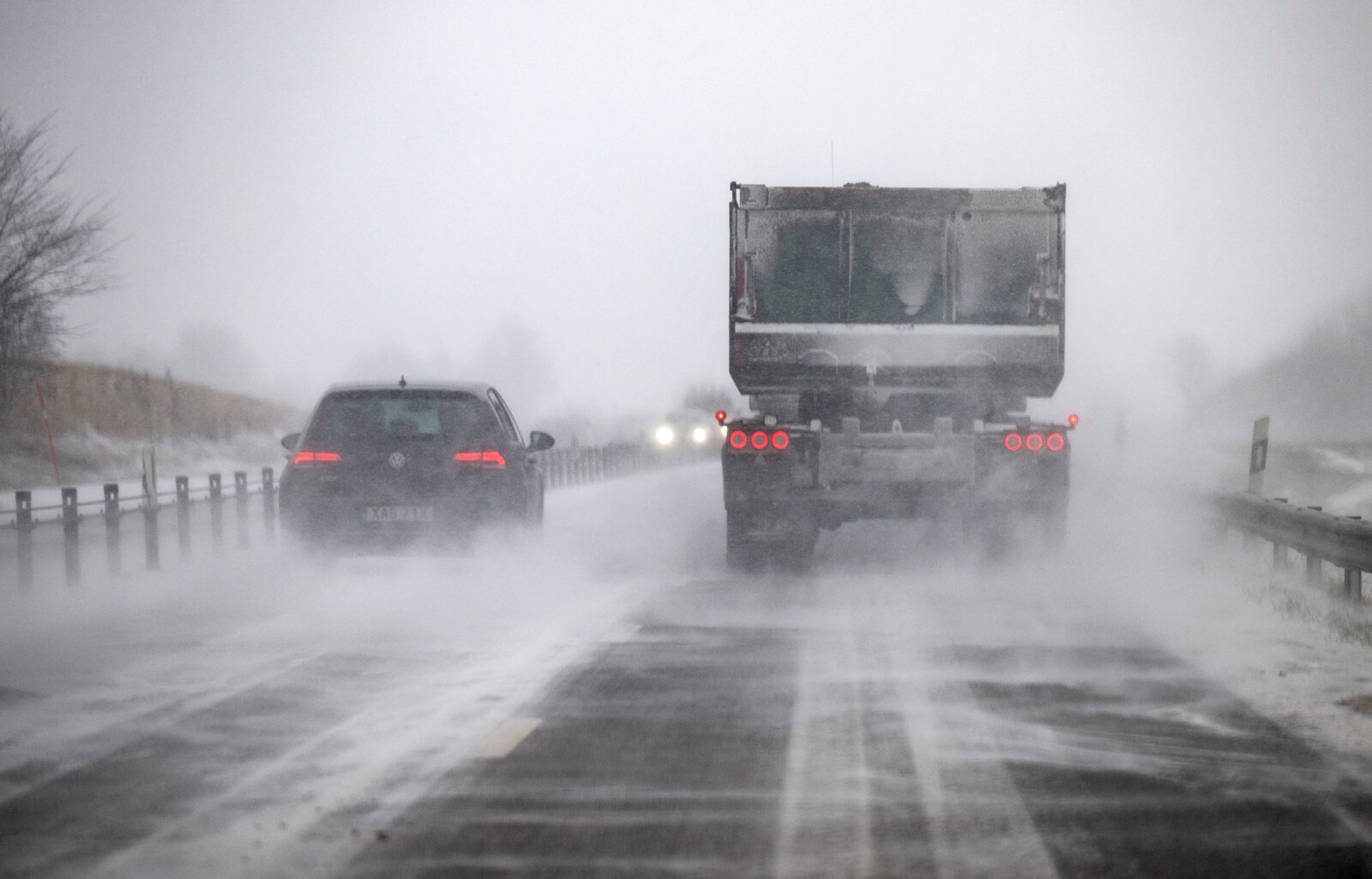 The Swedish Meteorological and Hydrological Institute warns of icy roads and snowfall