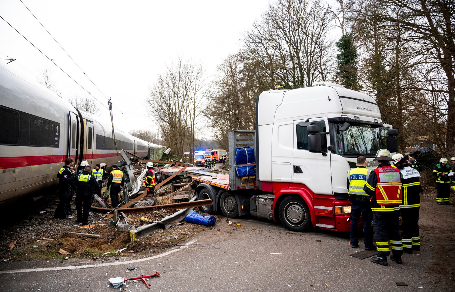 Train and Lorry in Crash outside Hamburg