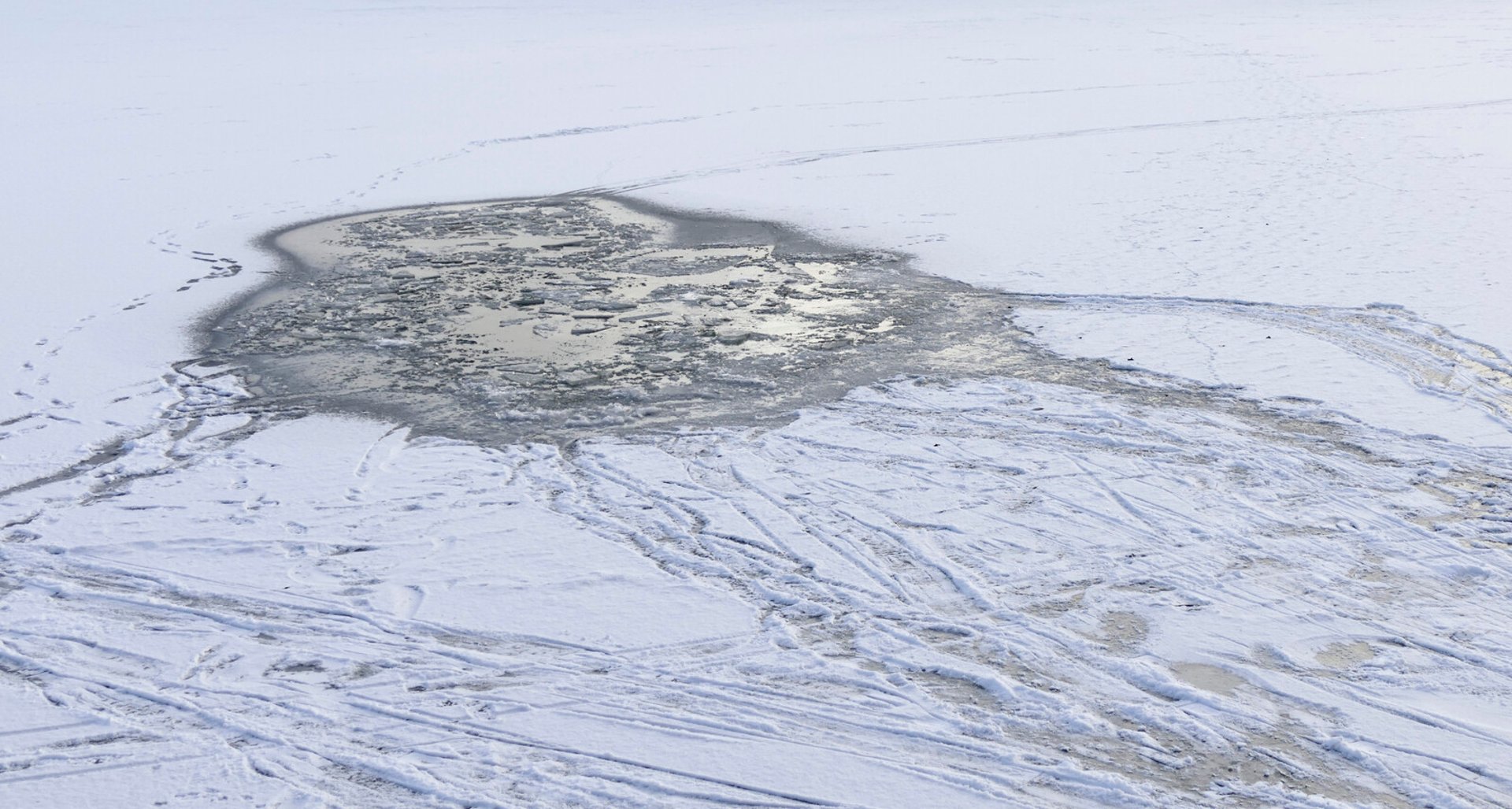 Two small children went through the ice: "Awake and talkative"