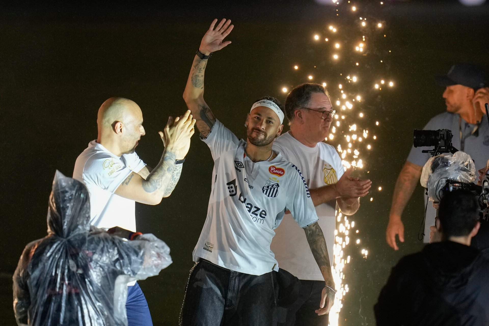 Neymar back in Brazil – received a royal welcome