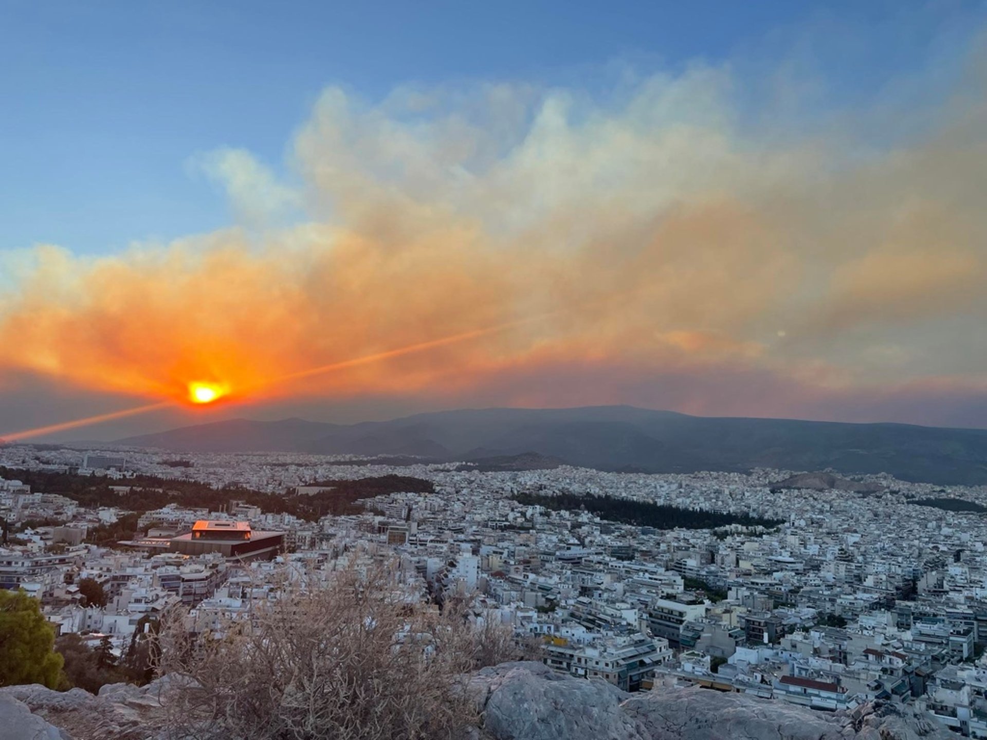 Swede in Athens: Large smoke cloud in the sky