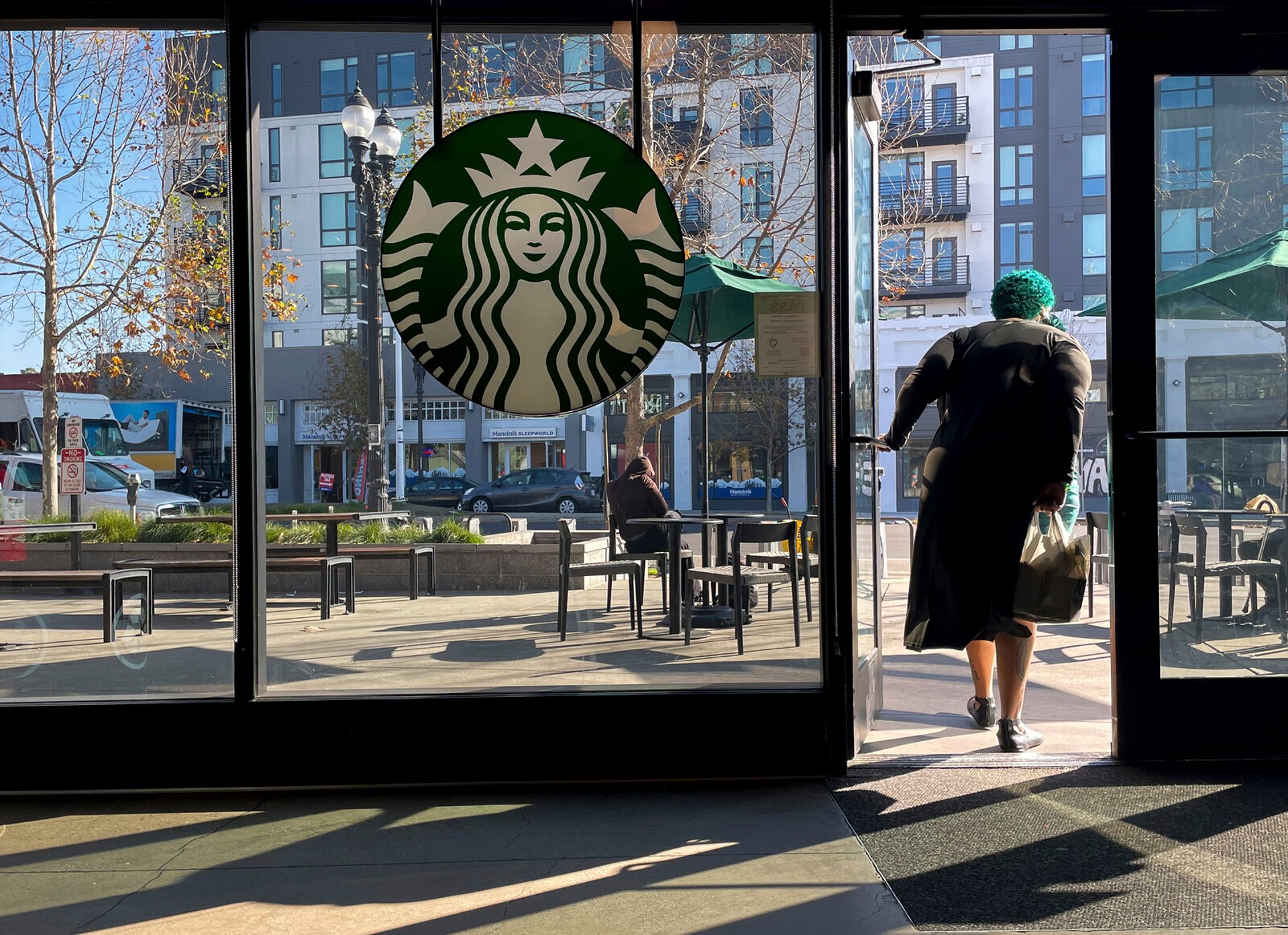 Starbucks cuts back – 1,100 employees laid off