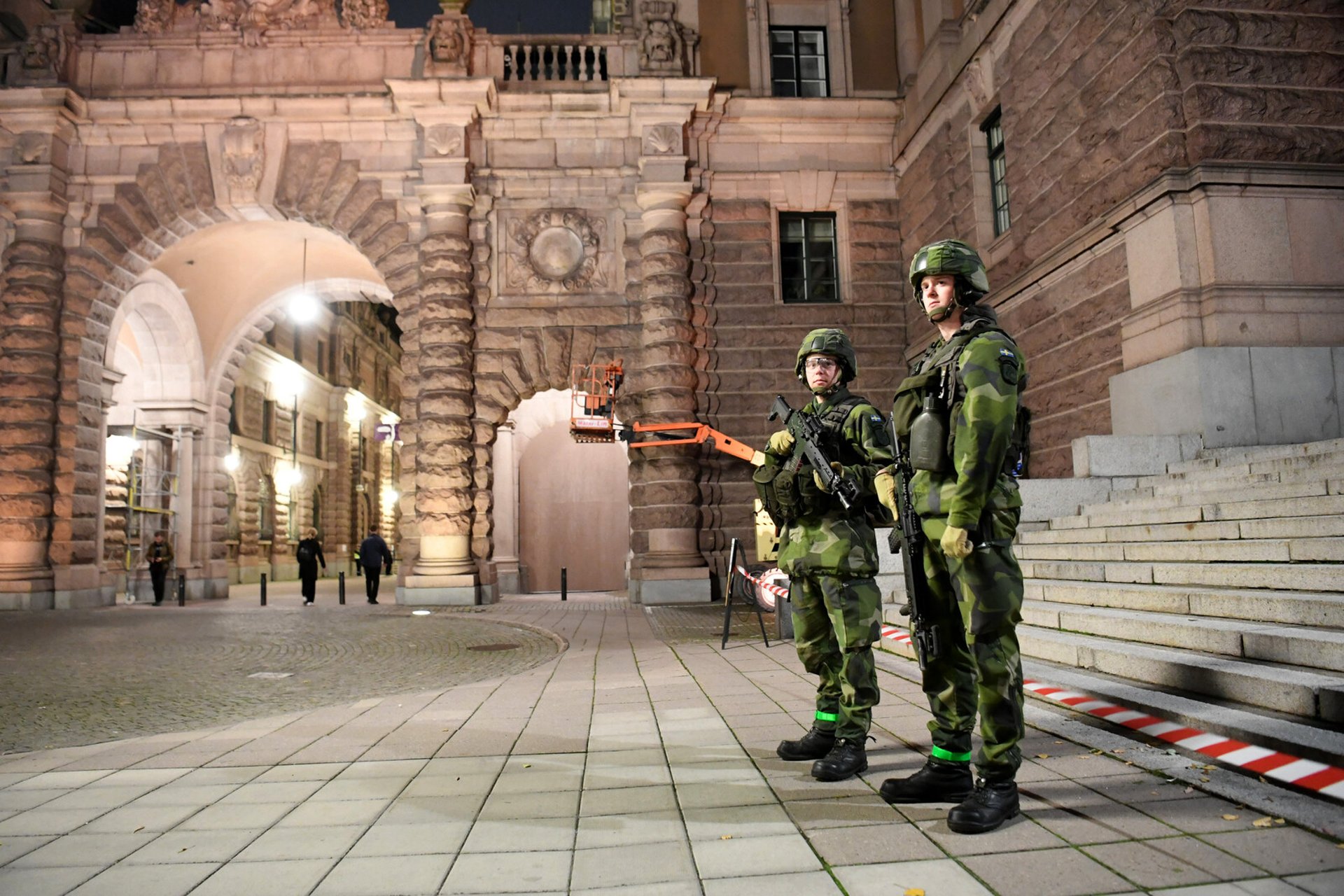 Soldiers train on Stockholm's streets