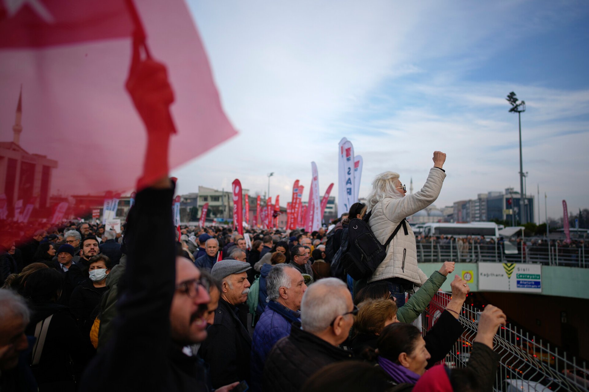 Erdogan's Challenger in Court - Chaos Outside