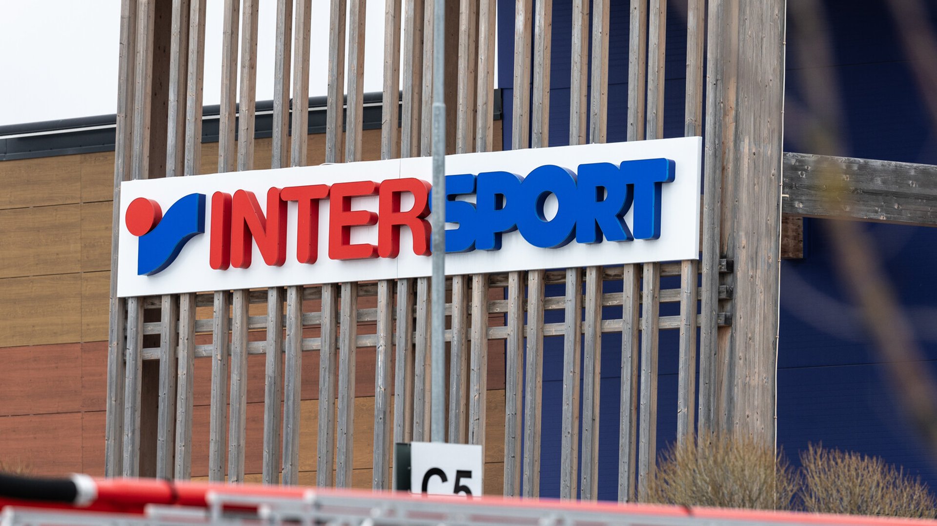 Intersport recalls reflective vest