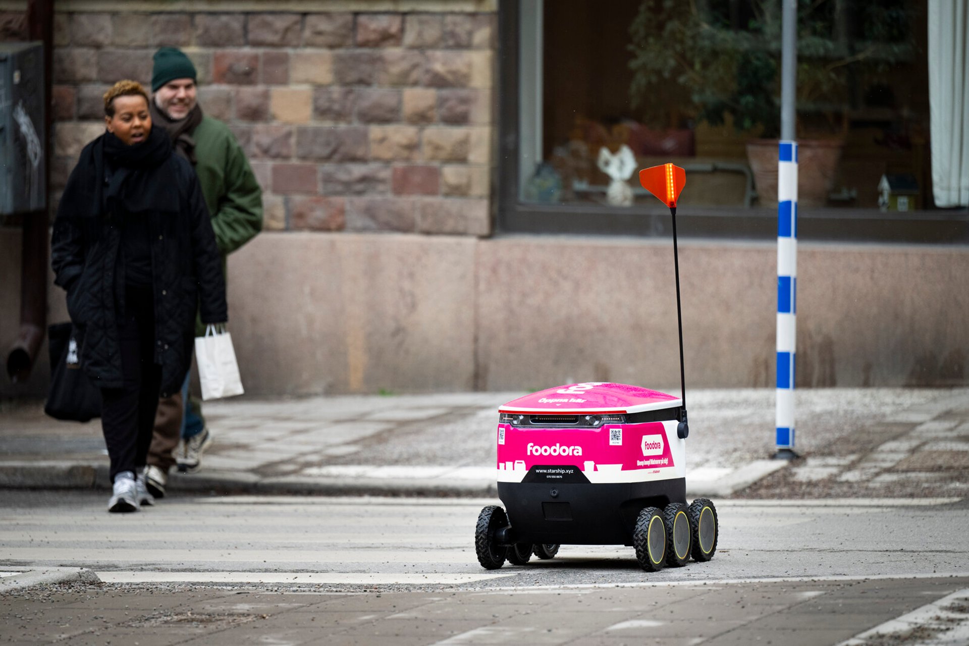 Robots deliver food to Stockholmers