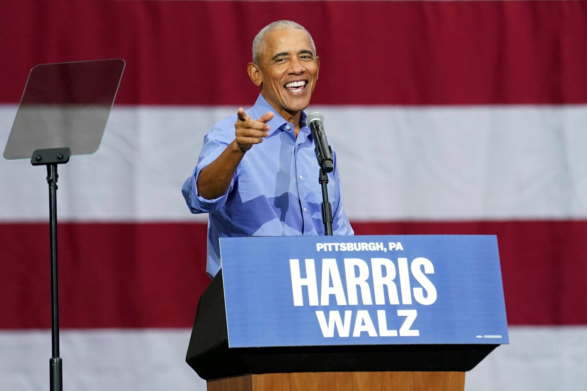 Obama on stage for Harris