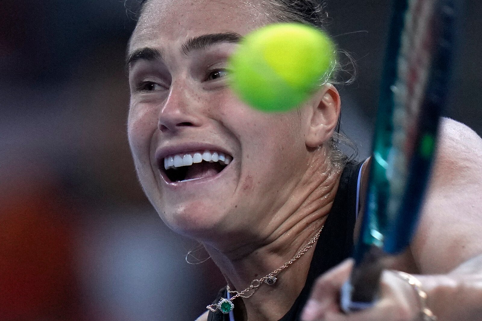 Sabalenka wins as Swiatek loses