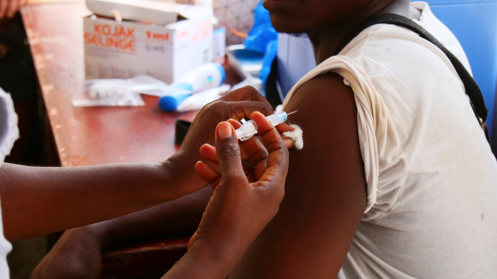 Uganda begins vaccination against Ebola