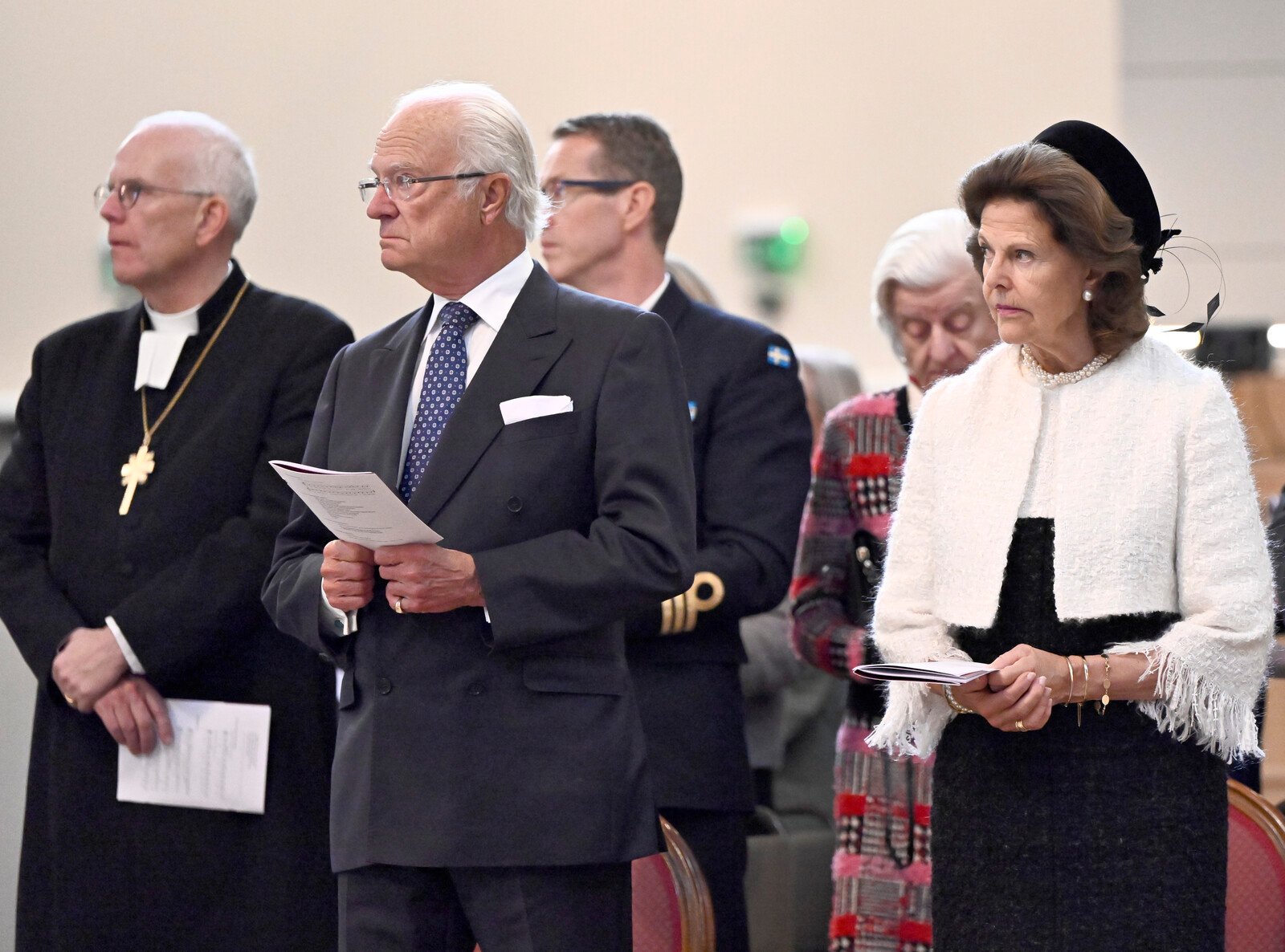 The Royal Couple travels to Örebro after the school shooting.