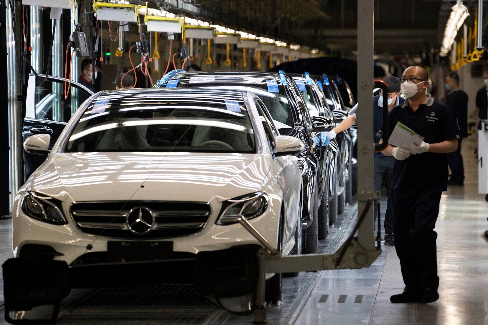 The title in English is: Share price fall for Mercedes after profit warning