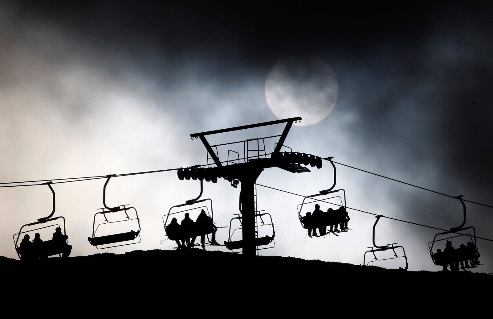 Over 30 injured in chairlift accident in Spain