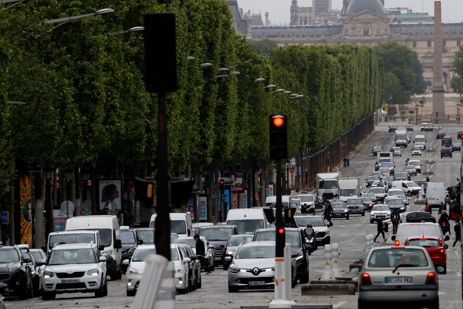 Paris bans through traffic in