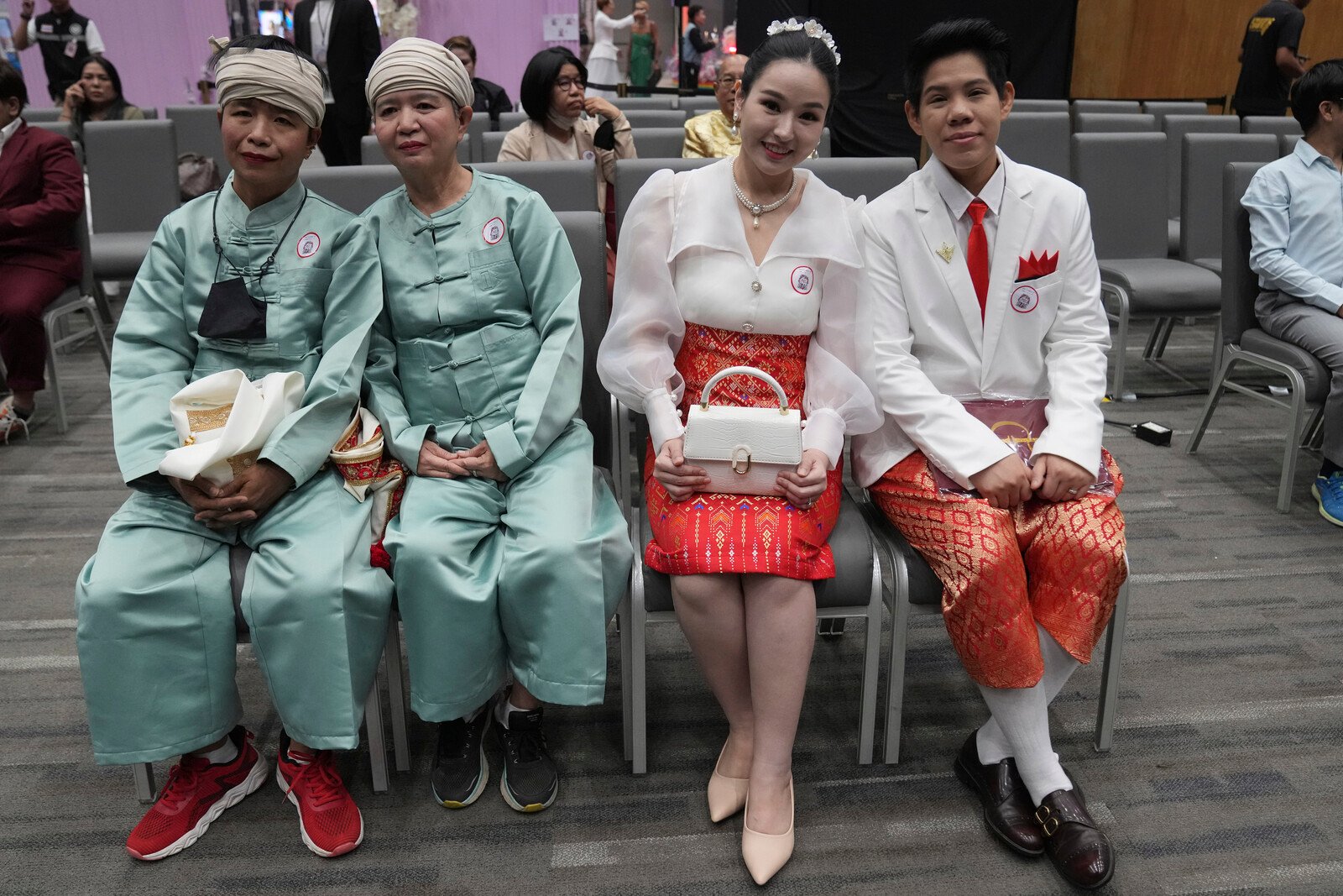 Same-sex couples get married in Thailand: "Waited ten years"