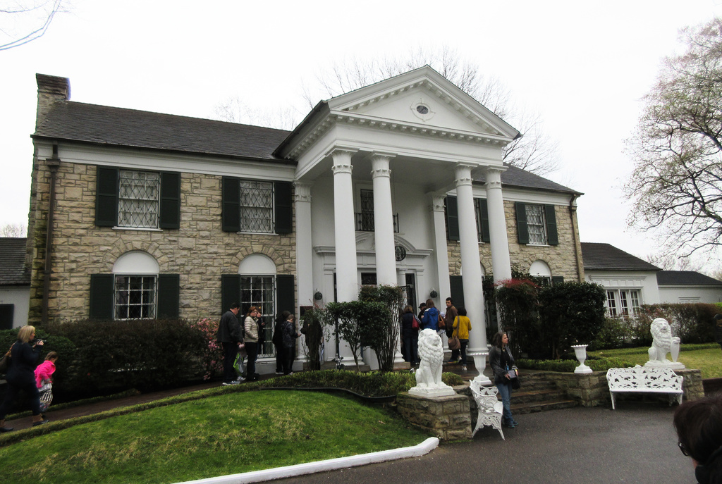 Swindler tried to auction off Graceland