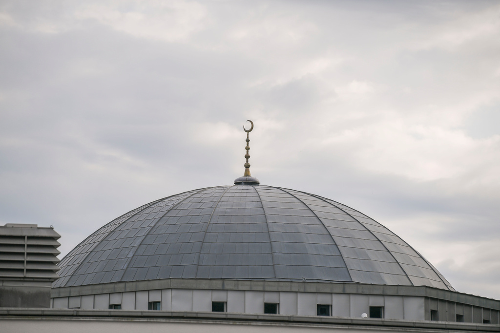 Imams leave mosque after prayer for Hamas leader