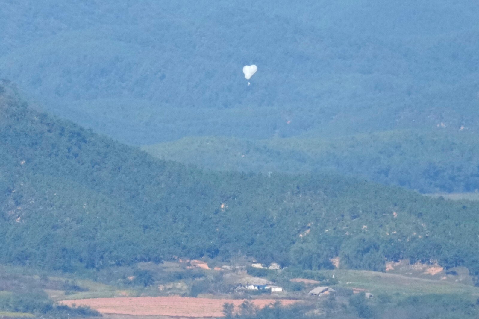 Balloon Trash Hits Presidential Office in Seoul