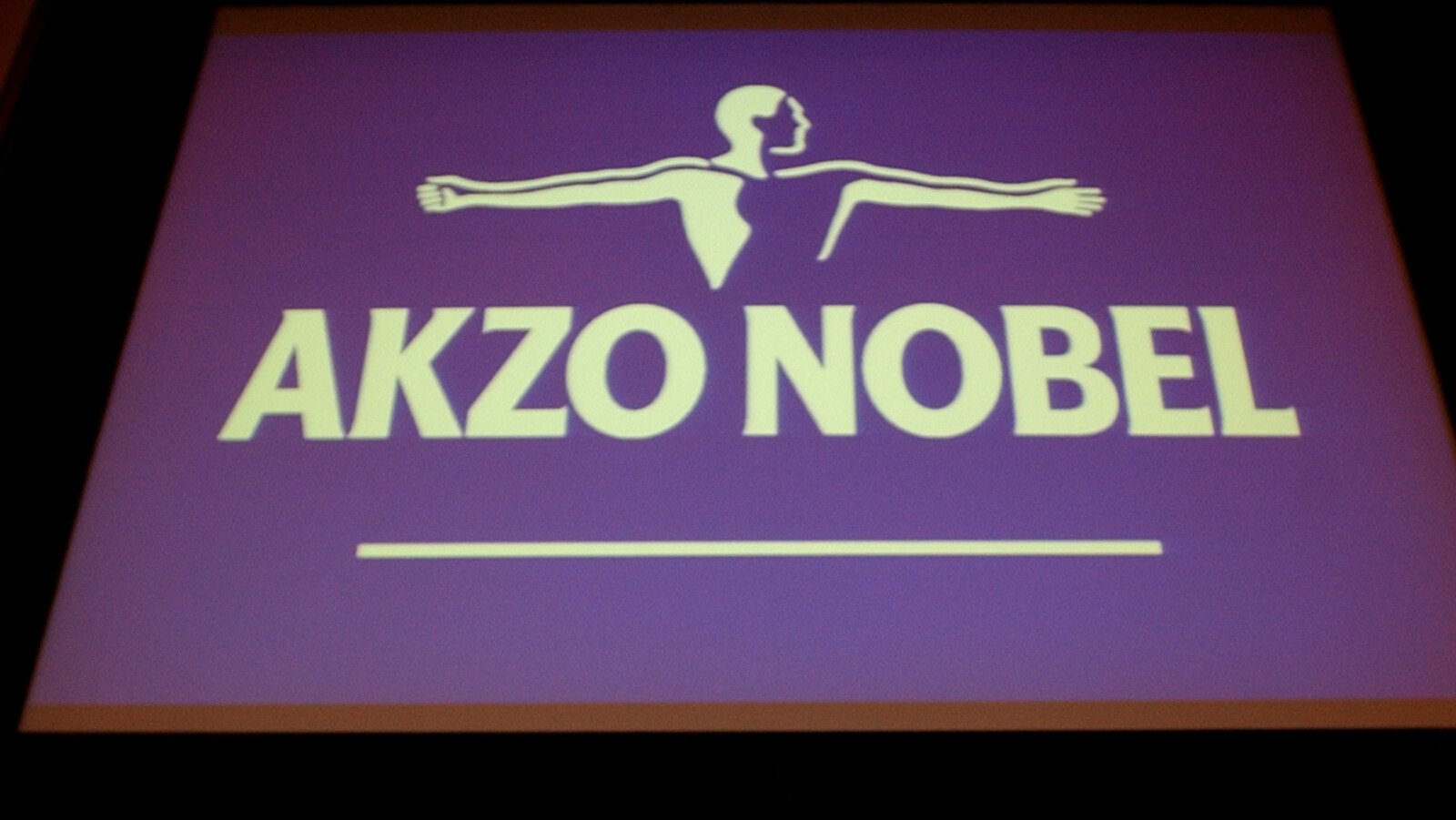 Akzo Nobel cuts back –