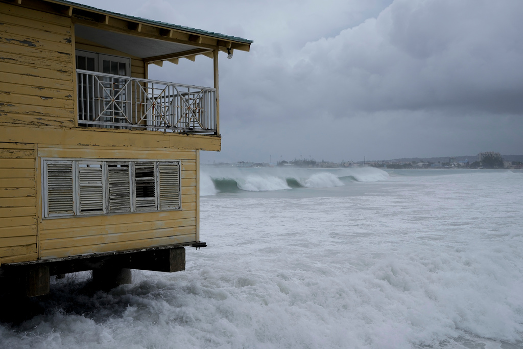 Warning for extremely dangerous hurricane in the Caribbean