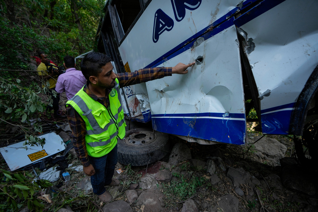 Rebels hunted for deadly attack on pilgrims