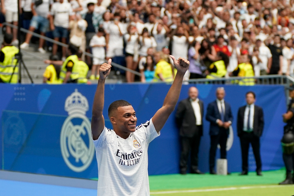 Mbappé presented – in front of 70,000 fans